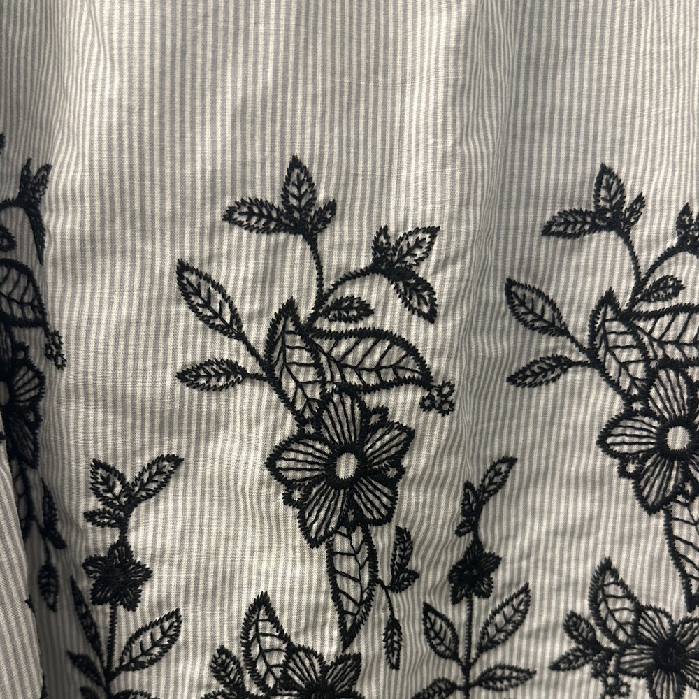 Sweet Wanderer Gray Blouse with Black Floral Embroidery - Picture 3 of 4